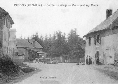 CPA Entrée du village Monuments aux morts