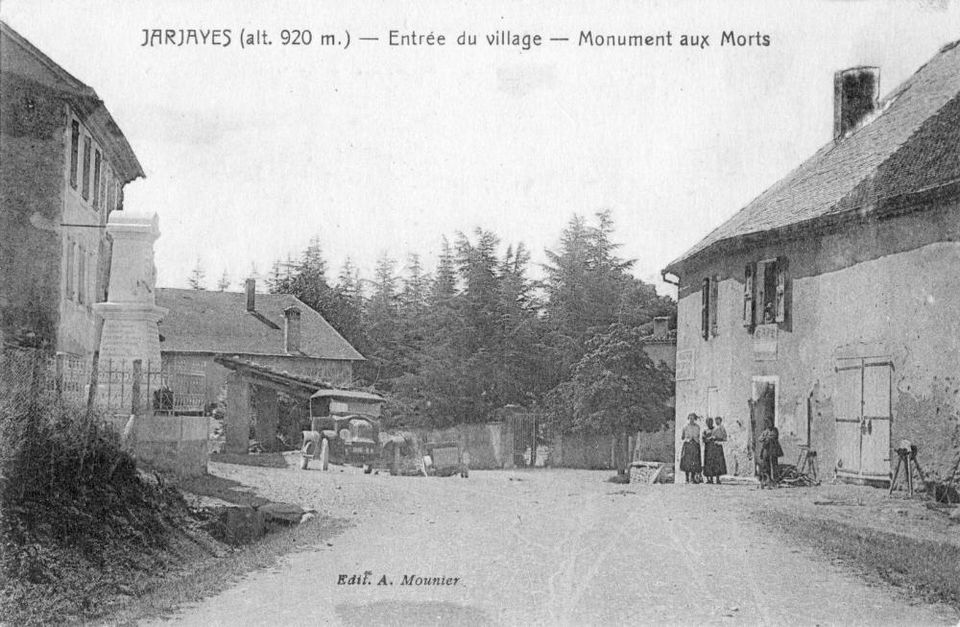 CPA Entrée du village Monuments aux morts