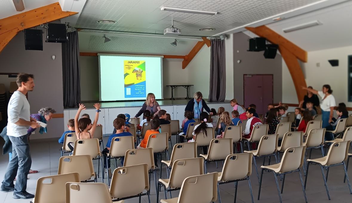 les-enfants-de-l-ecole P. Bossy 16 05 25 Asso Trois-Châteaux Jarjayes- Conférence sur les abeilles 16 05 202- les enfants de l'école Pierre Bossy de Jarjayes