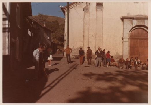 Jarjayes- Pétanque devant l'Eglise 1968 (Photo G. Nicolas) Asso Trois-Châteaux-Jarjayes- Partie de pétanque devant l'Eglise 1968 (Photo G. Nicolas)